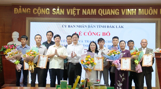 Lãnh đạo Sở NN&PTNT trao Giấy chứng nhận cho các sản phẩm OCOP